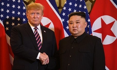 Tổng thống Donald Trump và lãnh đạo Triều Tiêm Kim Jong-un tại cuộc gặp ngày 27/2 tại Hà Nội. Ảnh: AFP.