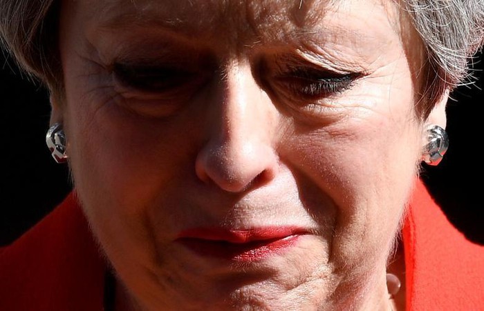 Thủ tướng Anh Theresa May bật khóc khi tuyên bố sẽ từ chức lãnh đạo đảng Bảo thủ vào ngày 7/6, khép lại 3 năm cầm quyền đầy biến động, đồng thời bày tỏ hối tiếc rằng bà đã không đảm bảo được thỏa thuận Brexit.