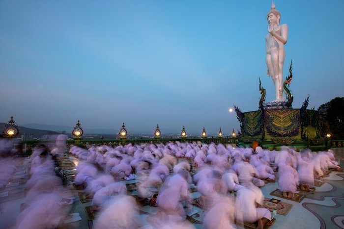 Các nhà sư Thái Lan thực hiện nghi lễ cầu nguyện tại một ngôi đền ở tỉnh Chonburi nhân dịp Đại lễ Phật đản.