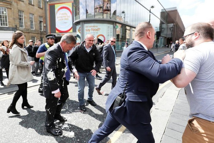 Lãnh đạo đảng Brexit Nigel Farage bị một người đàn ông tấn công bằng sữa khi đang trên đường tới dự sự kiện chính trị ở thành phố Newcastle (Anh).