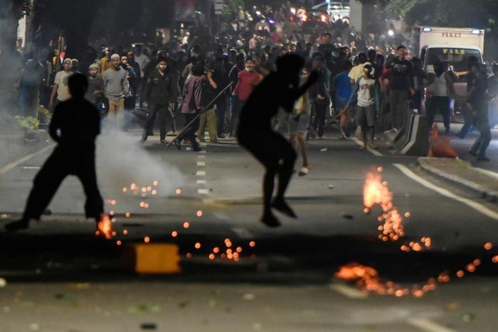 Nhiều người bày tỏ sự bất bình, phản đối việc Tổng thống Joko Widodo tái đắc cử nhiệm kỳ thứ hai. Indonesia đã huy động gần 60.000 nhân viên an ninh để kiểm soát bạo loạn, trong khi ông Widodo tuyên bố không tha thứ cho những người gây rối.