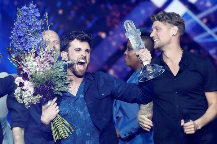 Ca sĩ người Hà Lan đăng quang với 492 điểm nhờ màn trình diễn ca khúc Aracade nói về hành trình tìm kiếm hạnh phúc. Duncan Laurence ăn mừng chiến thắng ở chung kết Eurovision Song 2019 diễn ra tại thành phố Tel Aviv (Israel) ngày 19.5