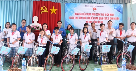 Trao xe đạp cho học sinh nghèo vượt khó