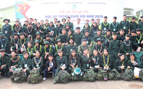 Các em chuẩn bị lên đường đến Trung đoàn Bộ binh 890 (huyện Bình Tân).