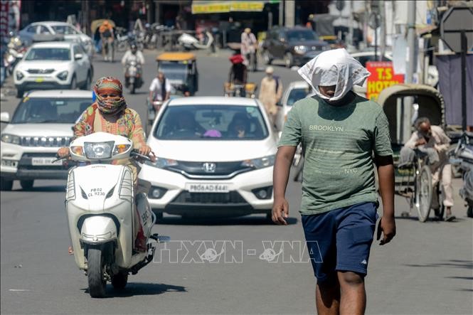 Nắng nóng tại Amritsar, Ấn Độ, ngày 28/5. Ảnh: AFP/TTXVN