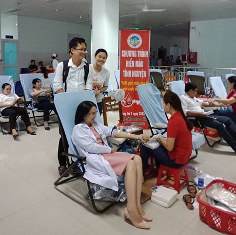 Ngày 23/8, trên 60 cán bộ, nhân viên Bệnh viện Đa khoa Vĩnh Long và người dân đang nuôi bệnh tại bệnh viện tham gia hiến máu nhân đạo.