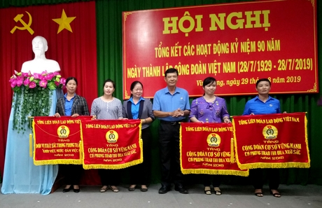 Ông Huỳnh Bá Long- Chủ tịch LĐLĐ tỉnh và bà Lê Thị Hồng Đào- Phó Chủ tịch Thường trực LĐLĐ tỉnh trao cờ khen của Tổng Liên đoàn cho các tập thể xuất sắc.