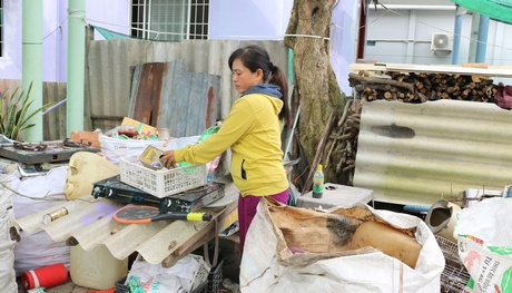 Nỗ lực phấn đấu vươn lên, chị Thạch Thị Mỹ Hà (xã An Phước- Mang Thít) mở rộng vựa thu mua phế liệu, thoát nghèo bền vững.
