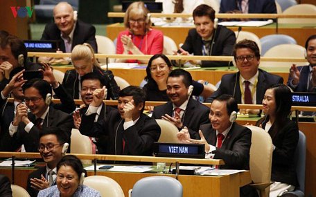  Đoàn Việt Nam vui mừng sau khi kết quả kiểm phiếu bầu Ủy viên không thường trực Hội đồng Bảo an Liên Hợp Quốc được công bố.