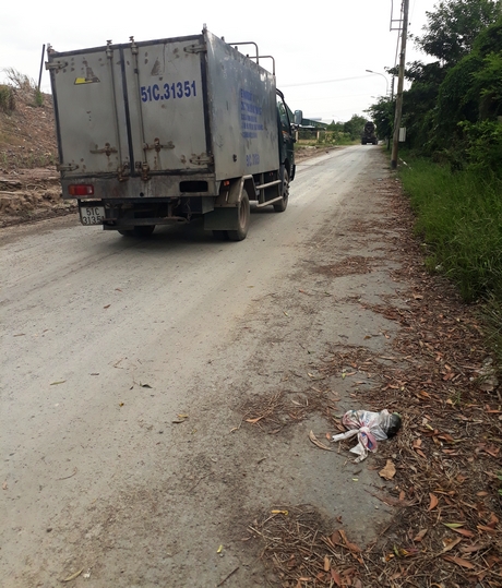 Xe tải chở rác thải nguy hại ra vào Công ty Khang Thiên Phát.