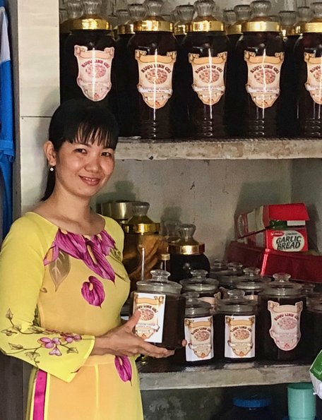 Chị Mai Huỳnh Như cùng sản phẩm rượu linh chi của mình.