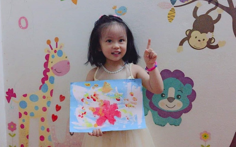Bé Kiều Khanh, 3 tuổi ở Thanh Xuân, Hà Nội, vẽ tranh tặng mẹ nhân ngày 20/10. Nhưng chính con mới là món quà đáng yêu nhất của mẹ.