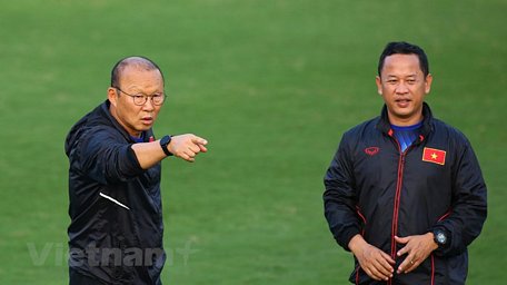 Ông Lê Huy Khoa (phải) chỉ đảm nhận vị trí trợ lý ngôn ngữ tại tuyển quốc gia Việt Nam sau khi xin nghỉ ở đội U23. (Ảnh: Nguyên An/Vietnam+)