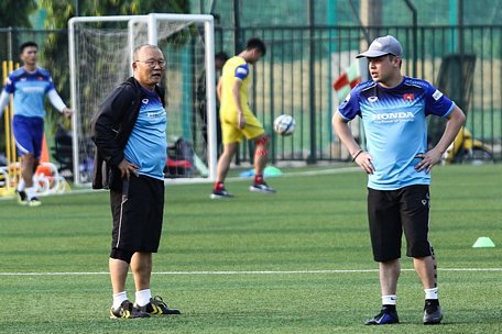  Trợ lý Vũ Anh Thắng (phải) có kinh nghiệm làm việc với huấn luyện viên Park Hang-seo ở U22 Việt Nam giai đoạn tiền SEA Games 30. (Ảnh: Nguyên An/Vietnam+)