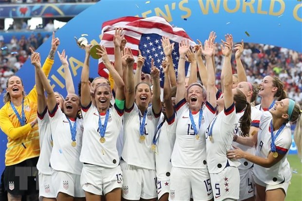 Niềm vui của các cô gái đội tuyển Mỹ khi họ đăng quang ngôi vô địch World Cup bóng đá nữ 2019 ở Lyon, Pháp. (Ảnh: THX/TTXVN)