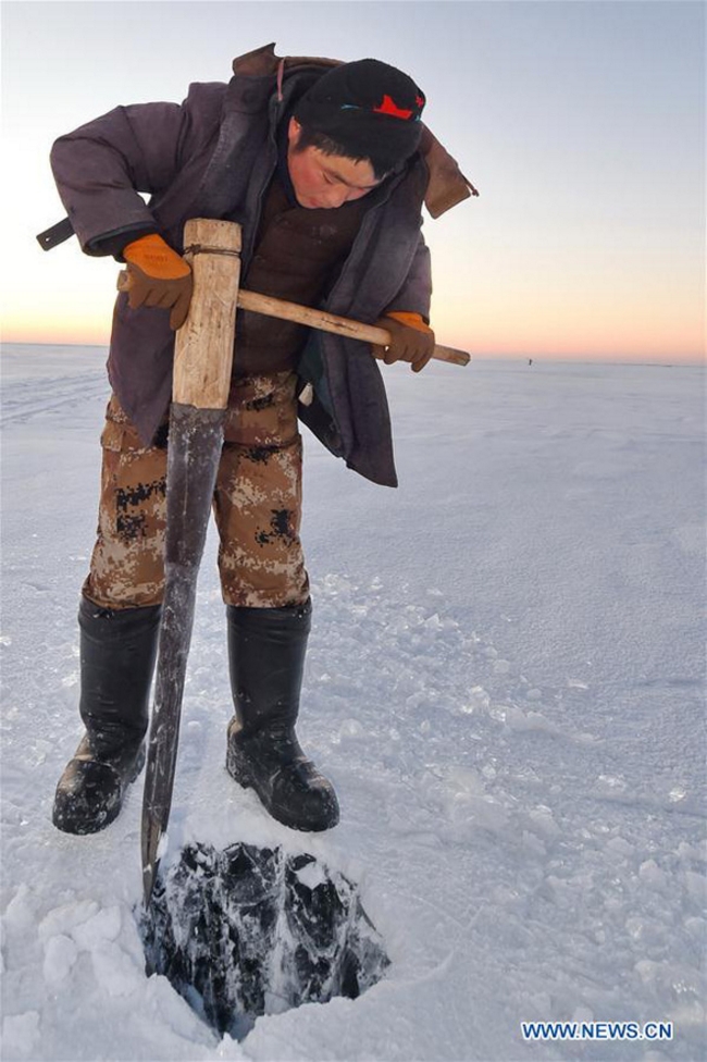 Những người Mông Cổ vẫn giữ kiểu đánh bắt cá truyền thống: khoan lỗ trên mặt sông băng bằng công cụ của cha ông