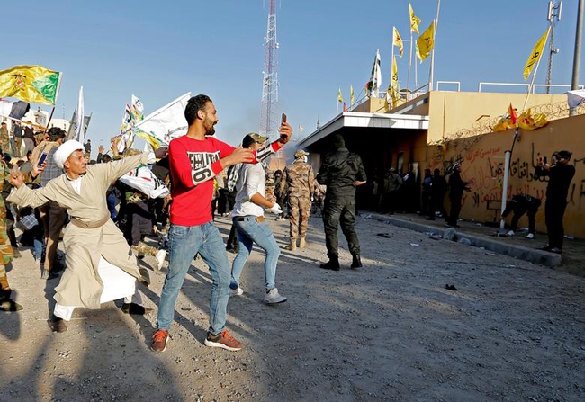 Nhiều sĩ quan quân đội Iraq đã đàm phán với những người biểu tình bên ngoài đại sứ quán để thuyết phục họ rời đi nhưng không hiệu quả.