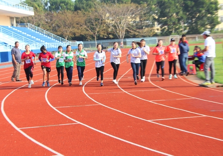 Các vận động viên tham dự nội dung việt dã 800m nữ.