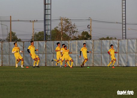 Các tuyển thủ U23 Việt Nam khởi động trước buổi tập chiều 6-1 - Ảnh: Đ.KHUÊ