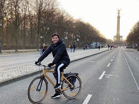 Hình ảnh Văn Hậu cùng chiếc xe đạp Trevi Bike.