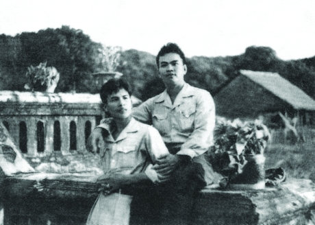 Đồng chí Võ Văn Kiệt- Phó Bí thư Tỉnh ủy Rạch Giá (trái)- và đồng chí Nguyễn Thành Nhơn- Bí thư Tỉnh ủy kiêm Chủ tịch Ủy ban Kháng chiến hành chính Rạch Giá (ảnh chụp năm 1948).