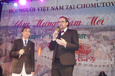 Thượng nghị sỹ Premysl Rabas phát biểu chúc mừng cộng đồng người Việt tại thành phố Chomotov. (Ảnh: Hồng Kỳ/Vietnam+)