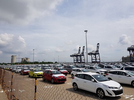  Xe ô tô nhập khẩu về Việt Nam tiếp tục sụt giảm - Ảnh: NLĐO