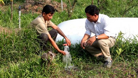 Một gia đình ở xã Thanh Bình trang bị túi trữ nước ngọt dung tích lớn cho sản xuất, sinh hoạt.