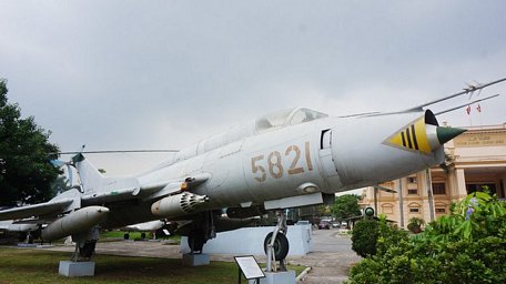 Máy bay Su 22 (cánh cụp cánh xoè) tại Bảo tàng không quân HN.