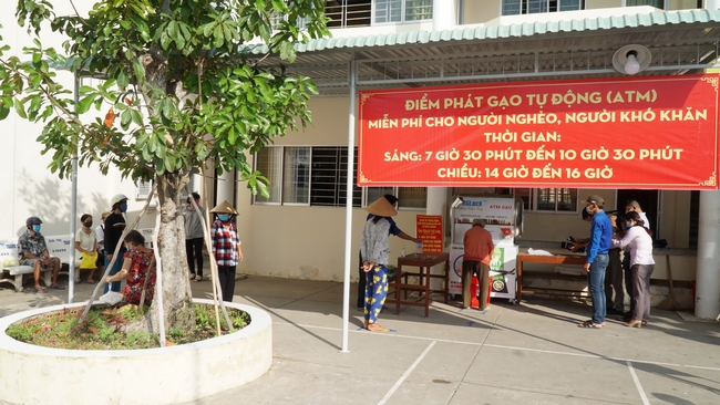 Sáng ngày 21/4, cây “ATM gạo” tại trụ sở UBND Phường 3 khởi động những phần gạo dầu tiên cho các hộ bị ảnh hưởng bởi dịch bệnh trong và ngoài Phường 3.