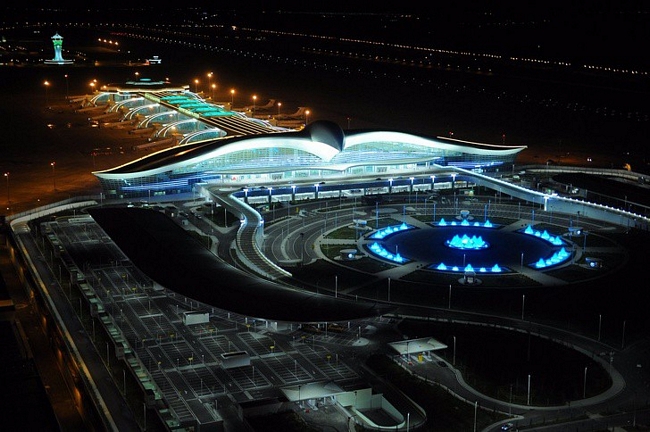 Sân bay quốc tế Ashgabat (Turkmenistan): được thiết kế như hình một chú chim ưng khổng lồ đang sải cánh trên bầu trời.