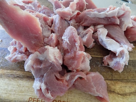 Thịt heo rửa sạch, thái miếng hơi mỏng. Cho thịt vào âu ướp cùng bột nêm.