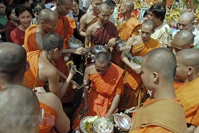 Lễ Chol Chnam Thmay là lễ tết lớn nhất của người Khmer, diễn ra ba ngày liên tiếp tính theo lịch cổ truyền của dân tộc Khmer tức là vào đầu tháng Chét của người Khmer. Cũng khá giống với Phong tục ngày tết nguyên đán của người Kinh ở vùng miền Tây Nam Bộ là dọn dẹp nhà cửa sạch sẽ, mọi người đều may cho mình bộ quần áo mới và gói bánh tét, chuẩn bị hoa quả, hương đèn để lễ Phật. Trong ảnh: Các chư tăng làm lễ tắm cho Sư cả Danh Lung (chủ trì chùa Chantarangsay). (Ảnh: Thế Anh/TTXVN)
