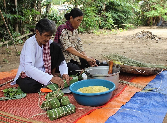 Đồng bào Khmer xã Đại Tâm, huyện Mỹ Xuyên, tỉnh Sóc Trăng gói bánh Tét. (Ảnh: Chanh Đa/TTXVN)