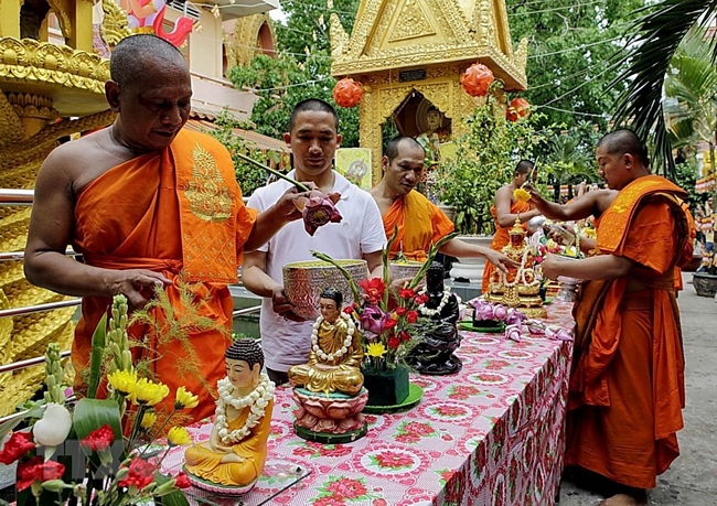 Nghi thức Tắm Phật tại chùa Chantarangsay. (Ảnh: Thế Anh/TTXVN)