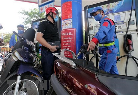 Mua bán xăng dầu tại cửa hàng kinh doanh xăng dầu PVOIL Thái Thịnh, Đống Đa, Hà Nội. (Ảnh: Trần Việt/TTXVN)