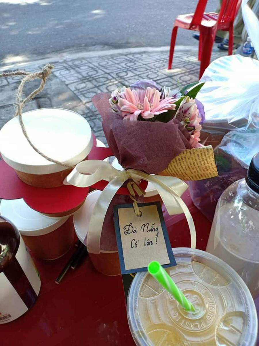 Ly cà phê cùng với bó hoa xinh xắn kèm lời động viên cực đáng yêu gửi đến các chiến sĩ công an làm nhiệm vụ chốt chặn khu cách ly