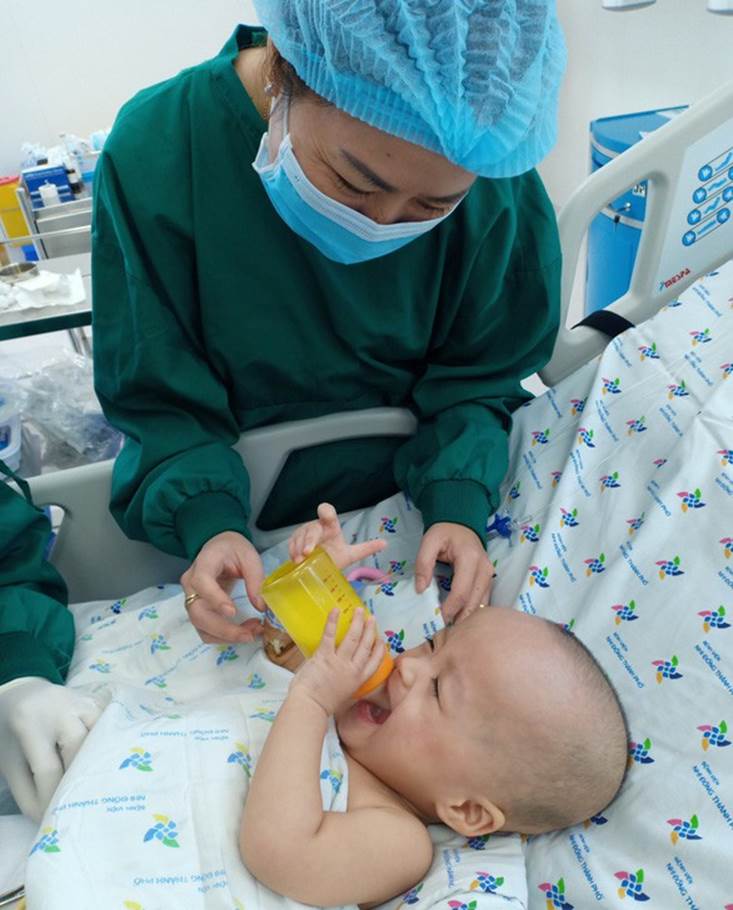 Bệnh viện Nhi đồng thành phố cho biết, đến ngày hậu phẫu thứ 20, sức khỏe hai bé Trúc Nhi - Diệu Nhi đã ổn định, hết sốt, tiêu tiểu tốt, hợp tác tập vật lý trị liệu tốt.(ảnh: Tuổi trẻ)