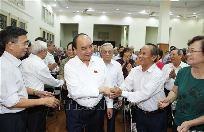 Thủ tướng Nguyễn Xuân Phúc với các cử tri. Ảnh: Thống Nhất/TTXVN