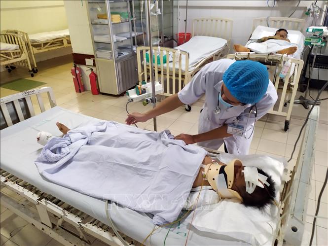 Nạn nhân Hồ Thị Côi, bị vùi lấp đa chấn thương đang được chăm sóc tại khoa Hồi sức tích cực - Chống độc, Bệnh viện đa khoa tỉnh Quảng Nam. Ảnh: Trần Lê Lâm/TTXVN