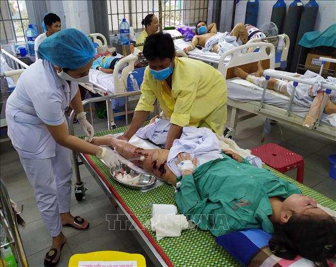   Nạn nhân vụ sạt lở đất tại xã Trà Leng đang được tích cực chăm sóc, điều trị tại Bệnh viện đa khoa tỉnh Quảng Nam. Ảnh: Trần Lê Lâm/TTXVN 