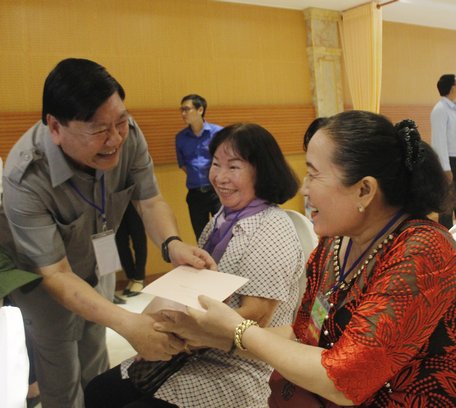 Đồng chí Trần Văn Rón tặng quà cho gia đình cán bộ từng công tác tại Phân ban Tỉnh ủy Vĩnh Long.