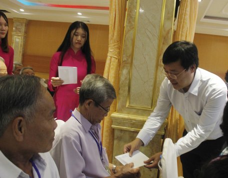 Đồng chí Lê Quốc Phong tặng quà cho gia đình cán bộ từng công tác tại Phân ban Tỉnh ủy Vĩnh Long.
