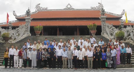 Lãnh đạo tỉnh Vĩnh Long, Đồng Tháp và các đại biểu tham dự họp mặt chụp ảnh lưu niệm.