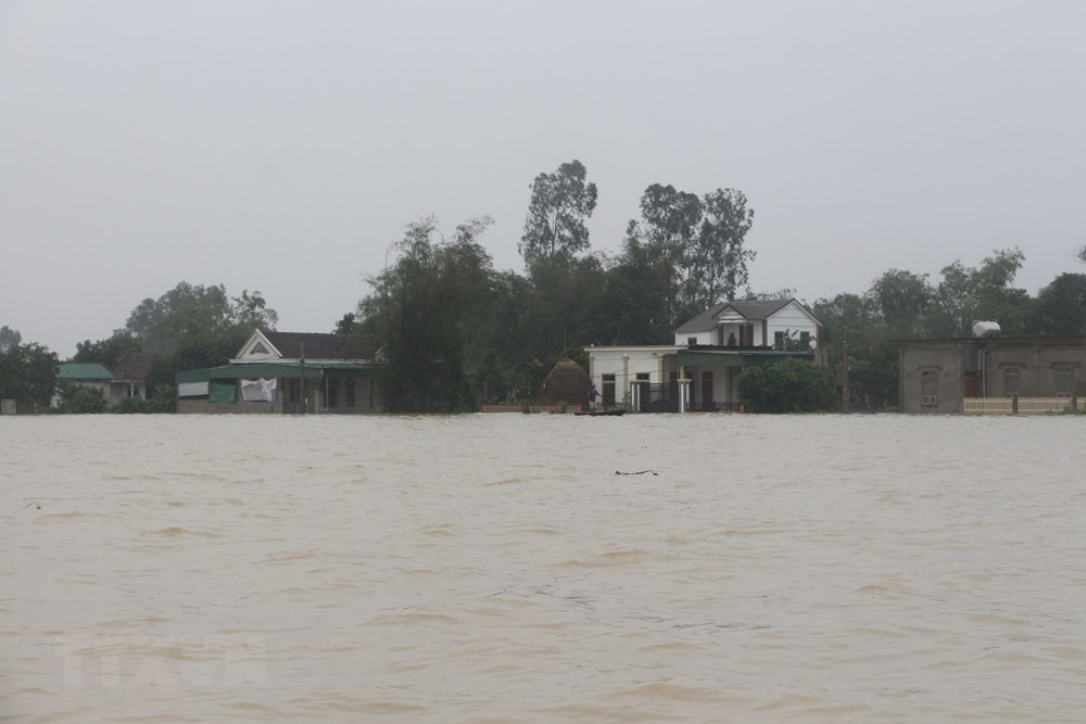  Nước lũ dâng cao, hàng ngàn hộ dân vũng trũng xã Hưng Yên Bắc, huyện Hưng Nguyên bị cô lập hoàn toàn. (Ảnh: Bích Huệ/TTXVN)