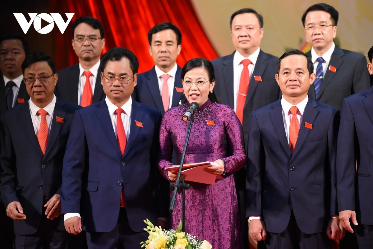  Bí thư Tỉnh ủy Thái Nguyên Nguyễn Thanh Hải cùng hai Phó Bí thư và các thành viên Ban Chấp hành khóa mới.