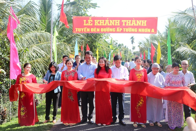 Ông Lữ Quang Ngời- Chủ tịch UBND tỉnh tham dự cắt băng khánh thành tuyến đèn đường ấp Tường Nhơn A (xã Tường Lộc- Tam Bình).