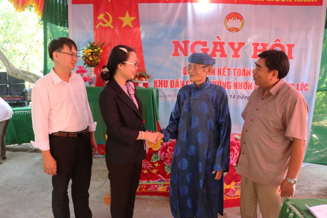 Phó Chủ tịch UBND tỉnh- Nguyễn Thị Quyên Thanh thăm hỏi sức khỏe, cuộc sống của người cao tuổi tại Ngày hội Đại đoàn kết toàn dân tộc ở xã Tường Lộc (Tam Bình)