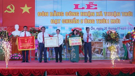 Ông Lê Quang Trung- Phó Chủ tịch Thường trực UBND tỉnh trao  cờ thi đua cấp tỉnh, bằng công nhận đạt chuẩn NTM và khen thưởng công trình phúc lợi trị giá 1 tỷ đồng cho xã.