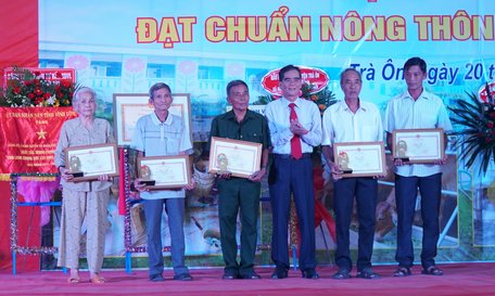 Ông Lê Quang Trung- Phó Chủ tịch Thường trực UBND tỉnh trao bằng khen UBND tỉnh cho 5 cá nhân có thành tích tiêu biểu trong đóng góp, vận động trong phong trào xây dựng NTM.